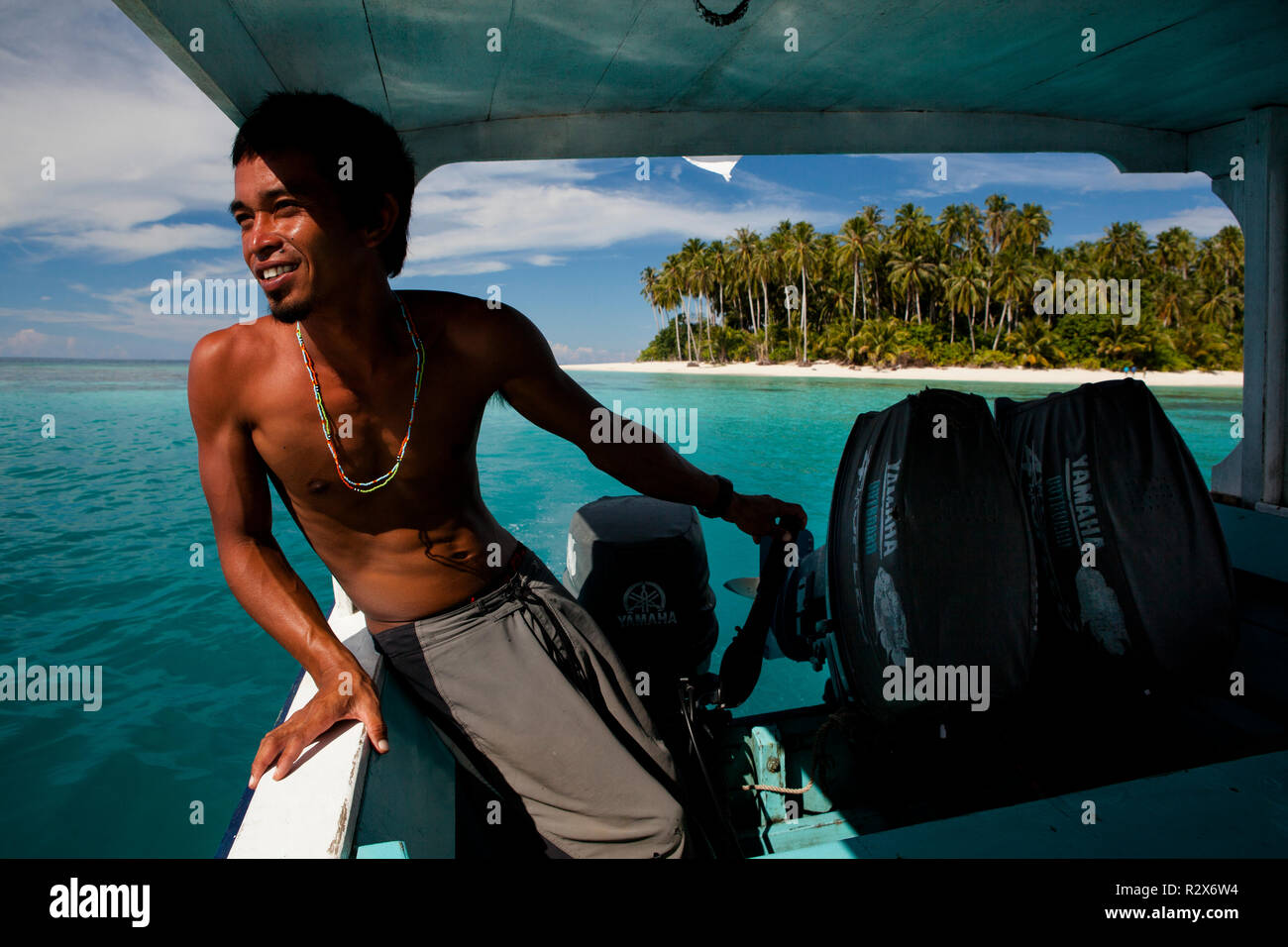 Guida Surf Ibrahim guidare un viaggio a remoto surf break 'John Candy's". Foto Stock