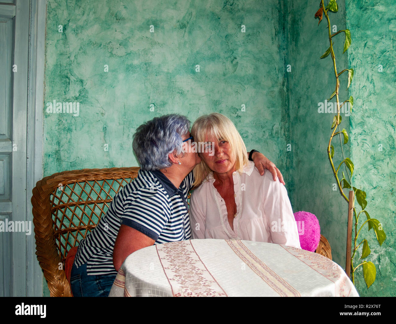 Due donne sorelle abbracciando sorridente e mostra la felicità Foto Stock