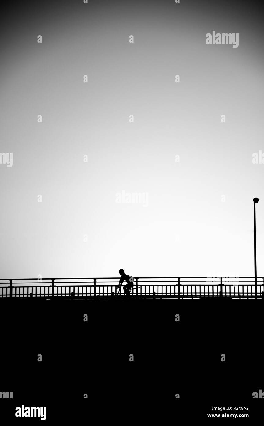 Stile minimalista di persone al di sotto del filtro di colore per effetto sfondo cielo al tramonto Foto Stock