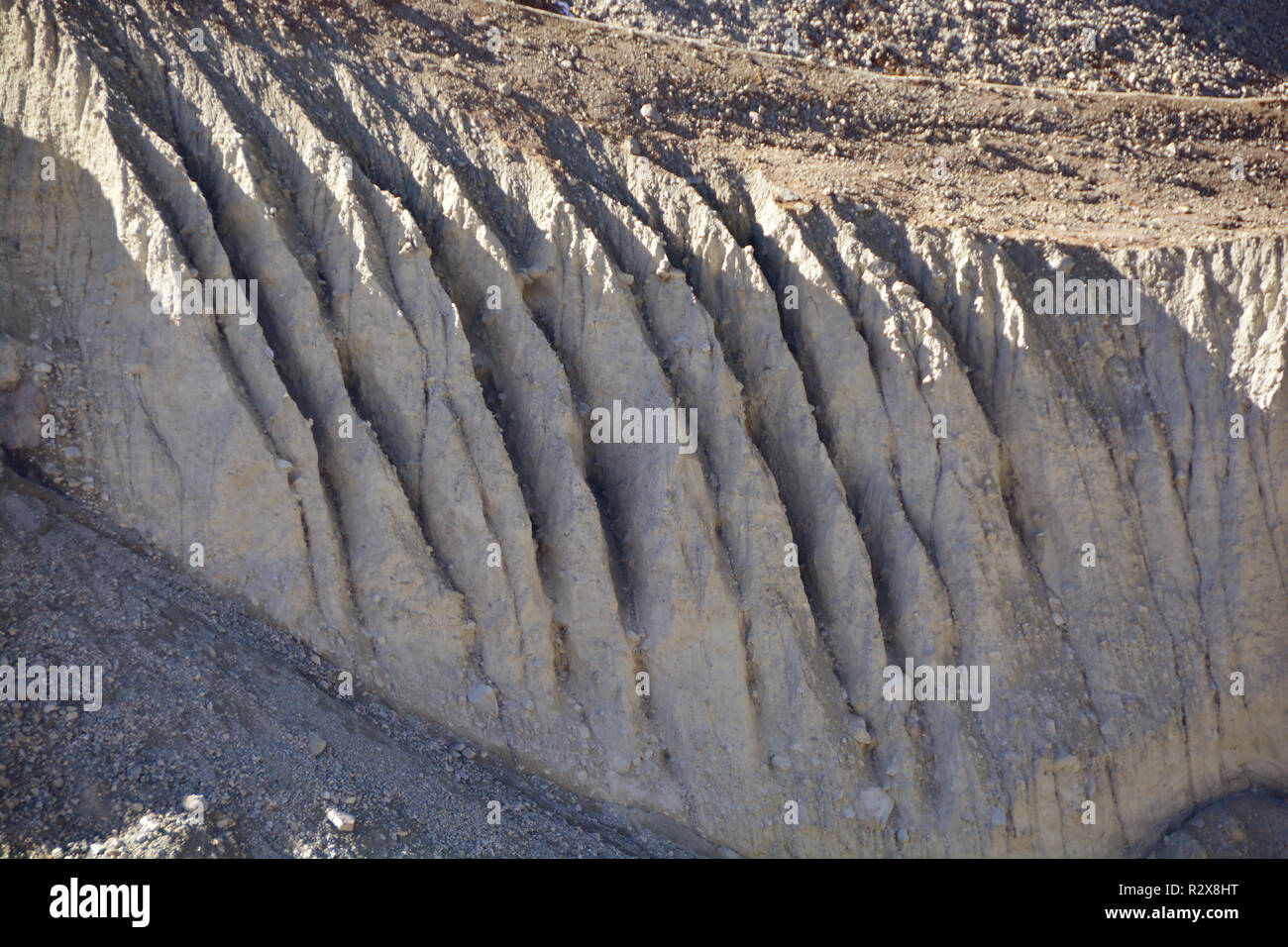 Canali di erosione nella morena latteral sul bordo di un ghiacciaio in recessione Foto Stock