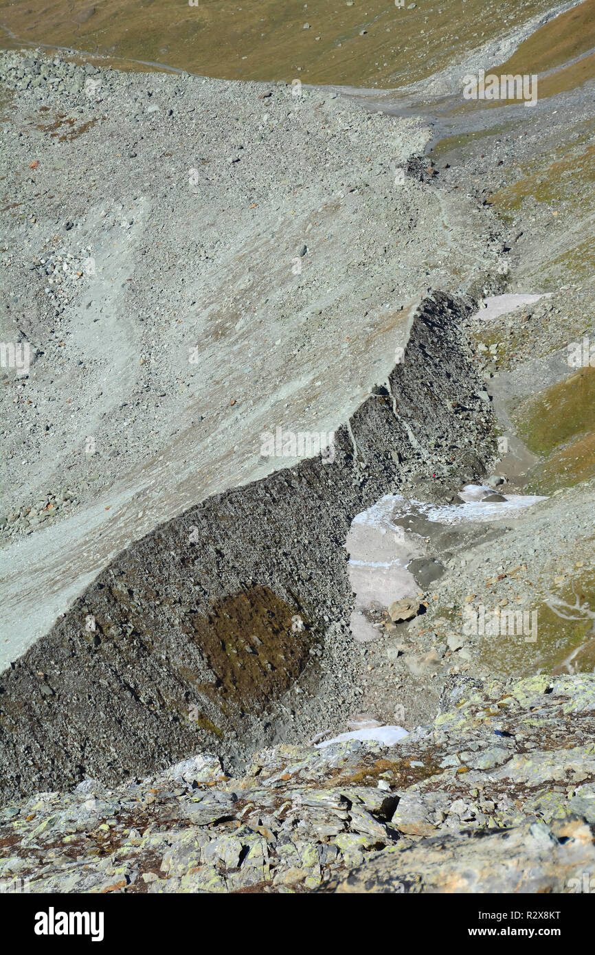 Glaciale morena laterale, rottura di massi depositati da una ritirata (contrazione) ghiacciaio, causata da un clima di riscaldamento Foto Stock