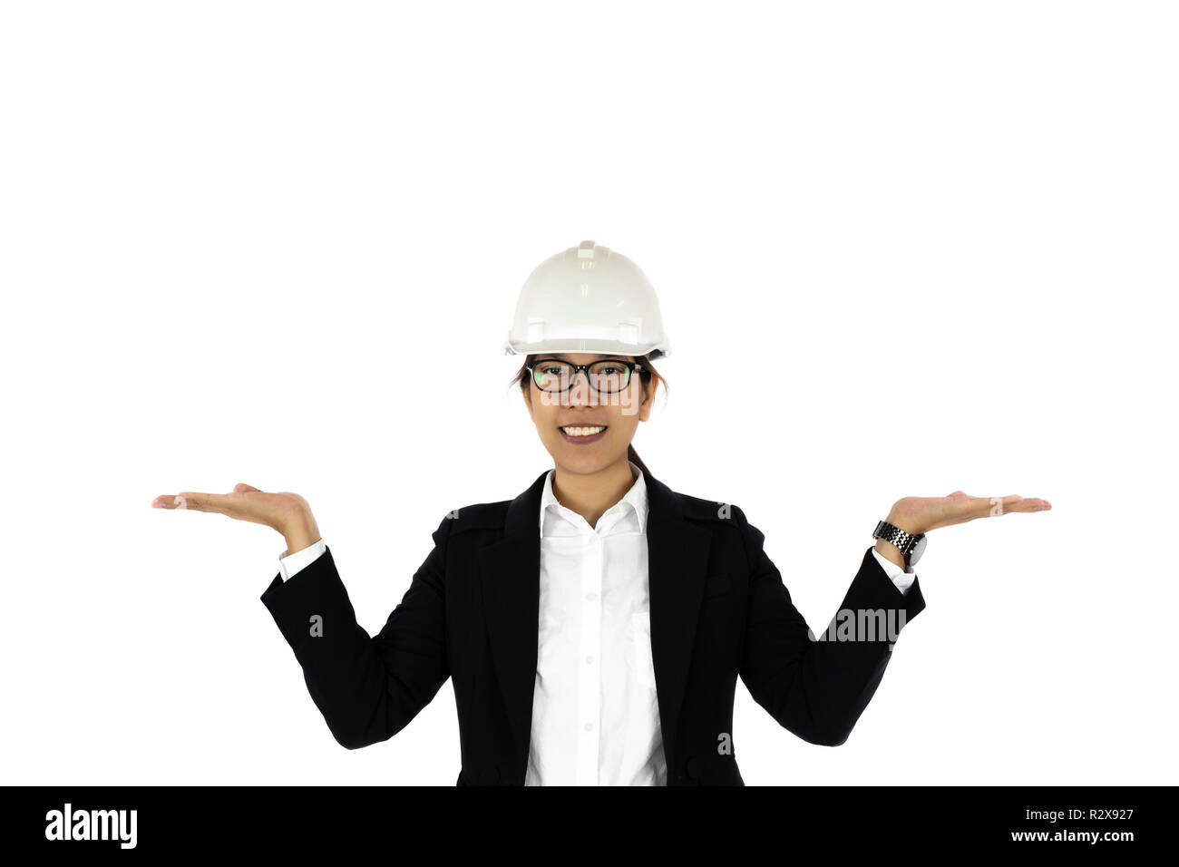 Costruzione donne asiatiche indossando hardhat alzando la mano isolato. Foto Stock