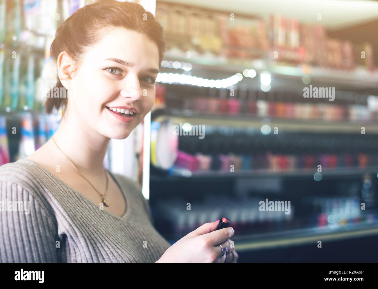 Felice femmina inglese cliente in cerca di rossetto in un negozio di  cosmetici Foto stock - Alamy