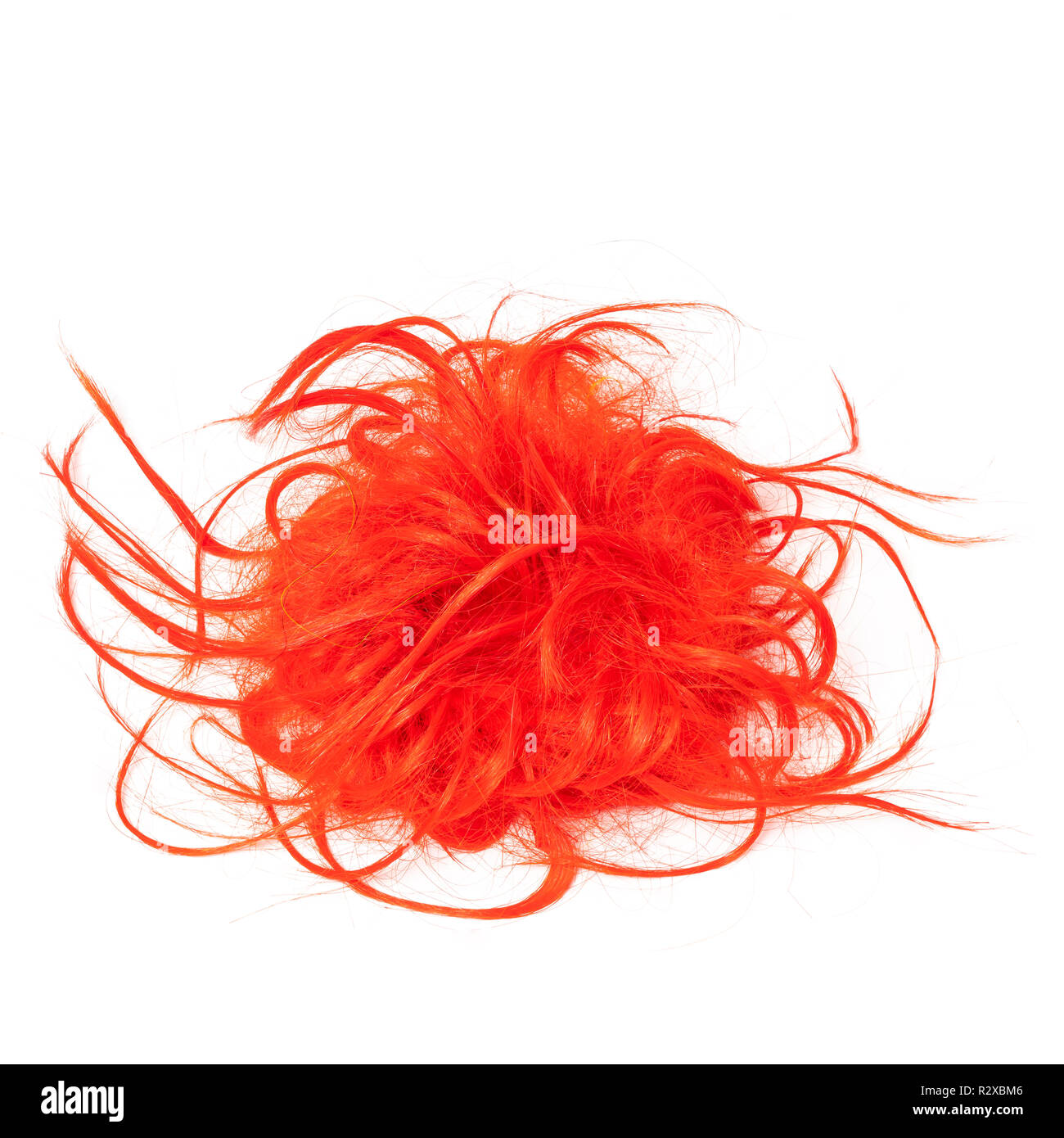 Una serratura di finti capelli colorati su una superficie bianca Foto Stock