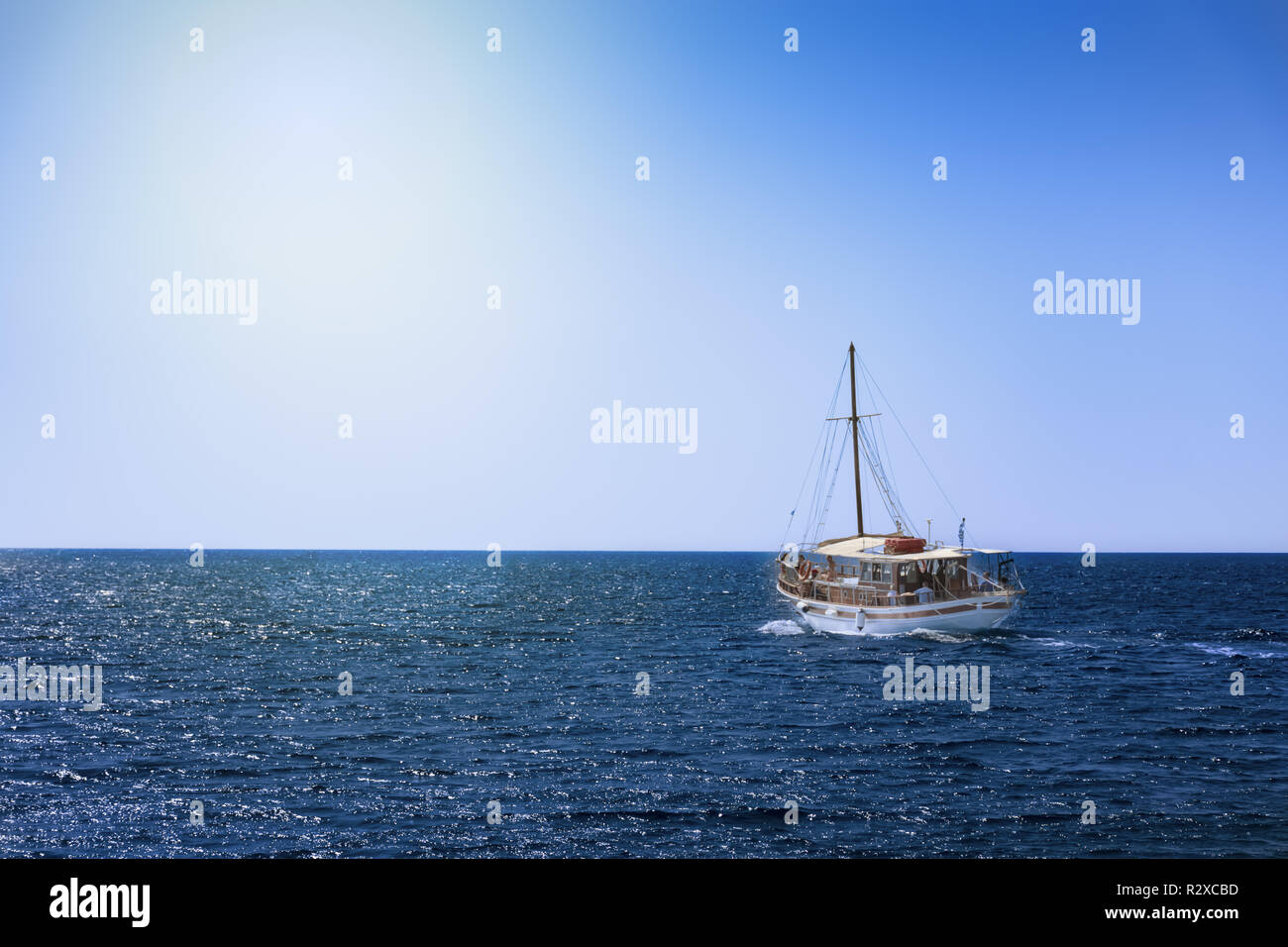 Gita in barca in mare aperto vicino alla costa di Isola di Rodi (Rhodes, Grecia) Foto Stock