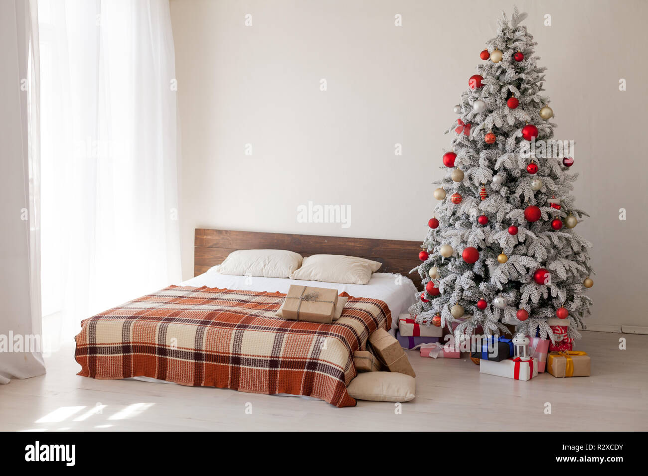 Arredamento camera da letto Natale anno nuovo letto ad albero presenta  sullo sfondo dell'Interno Foto stock - Alamy