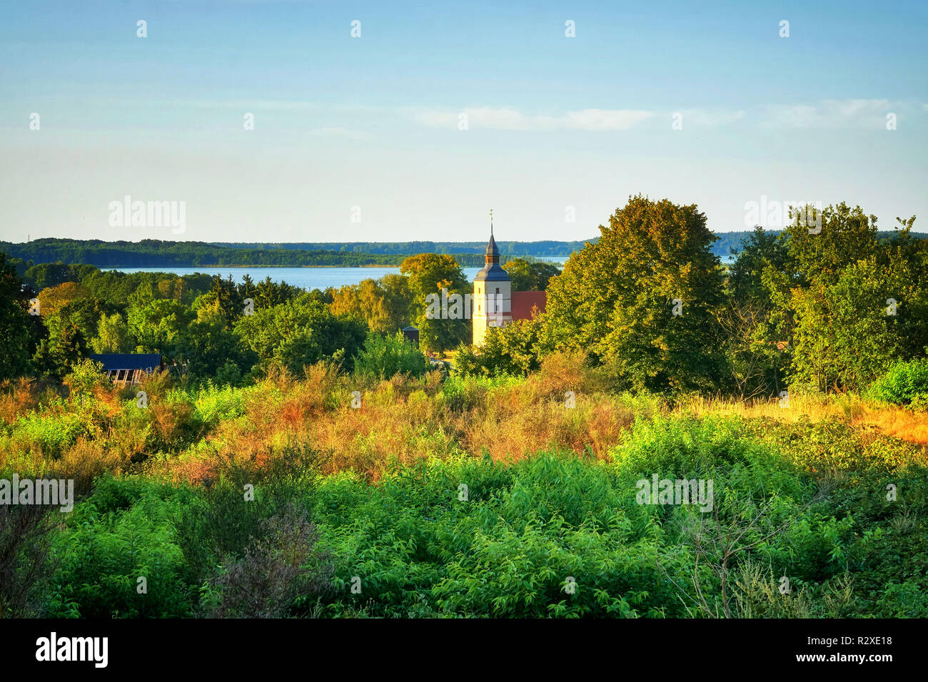 Vista della vecchia chiesa nel piccolo villaggio di Benz sull'isola di Usedom. Foto Stock