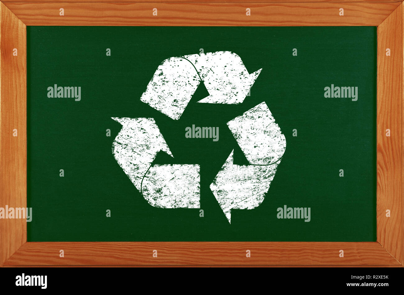 Scuola Verde lavagna Lavagna con chalk disegno del logo riciclaggio icona in marrone telaio in legno Foto Stock