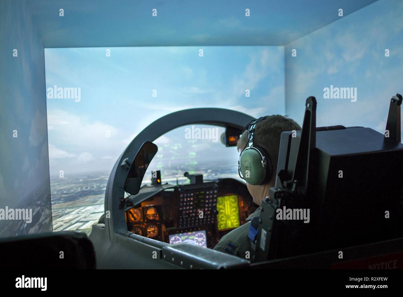 Un U.S. Air Force studente pilota strumenti controlli durante il volo in un T-38C Taloni simulatore di volo su nov. 8 a base comune San Antonio - Randolph. Simulatori gioca un ruolo chiave nella introduzione alle nozioni di base per il combattente e pilota di formazione. Foto Stock