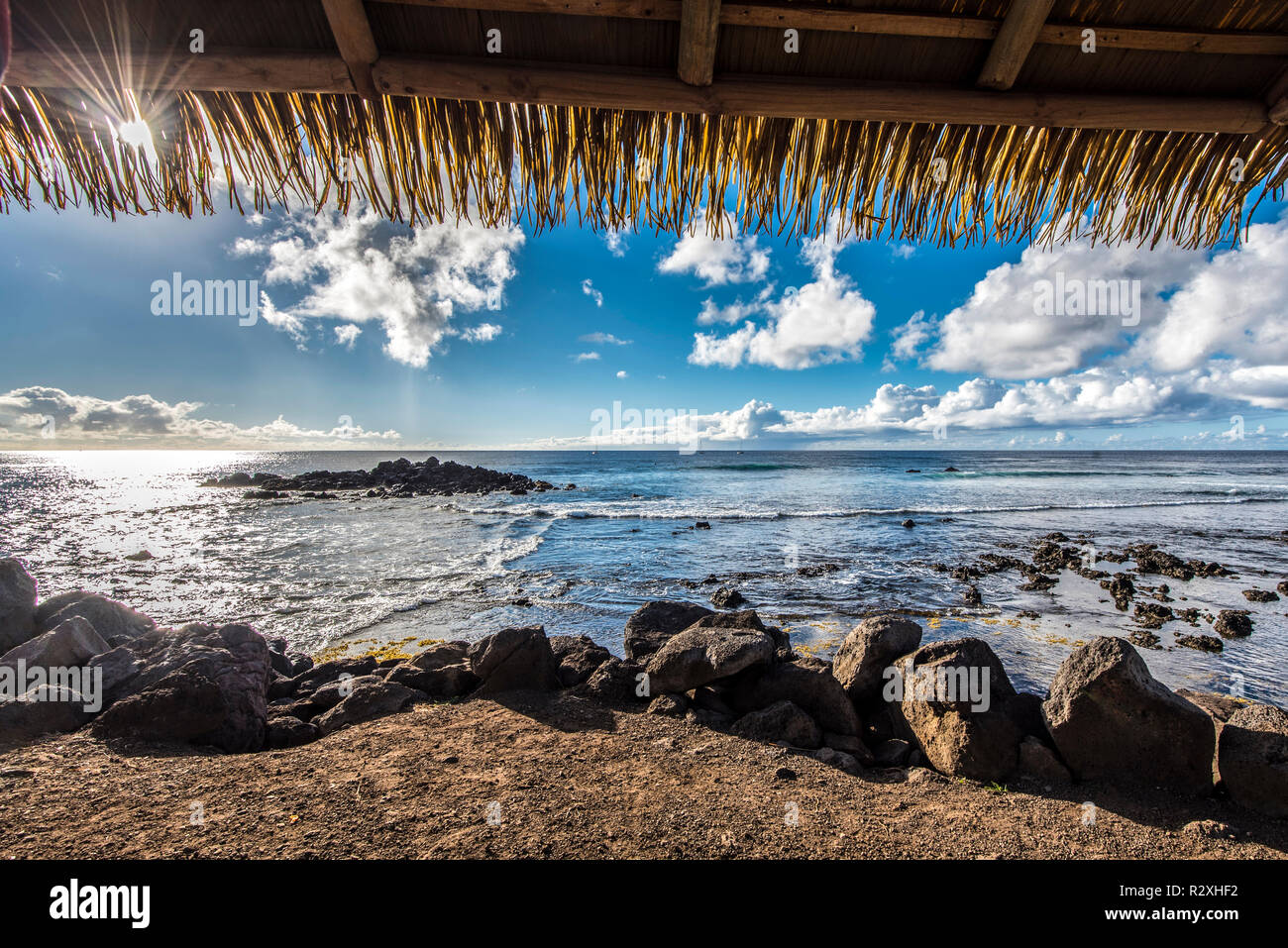 Una finestra sull'oceano di Hanga Roa Foto Stock