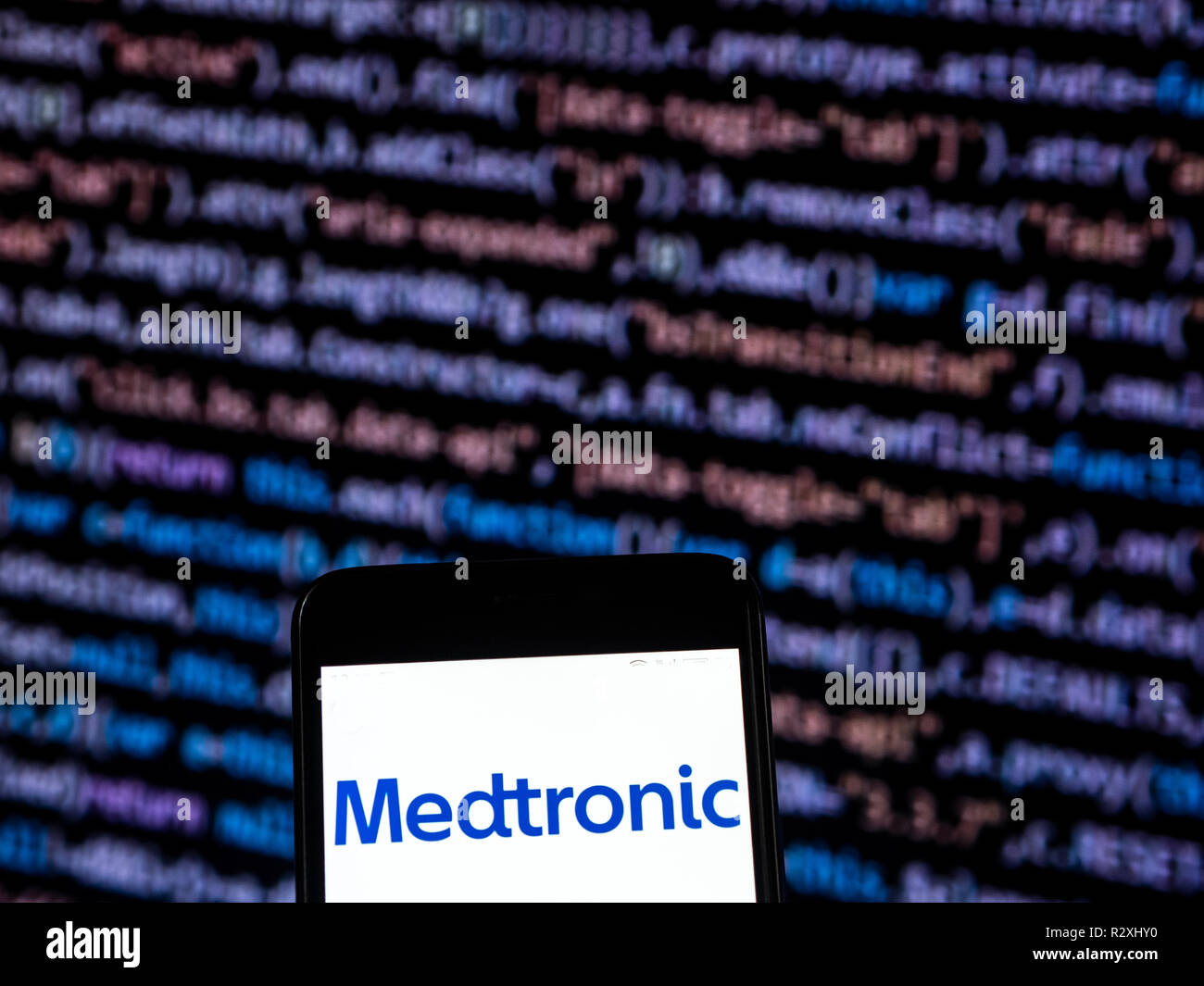 Medtronic Medical Equipment Company logo che si vede visualizzato sul telefono intelligente. Foto Stock