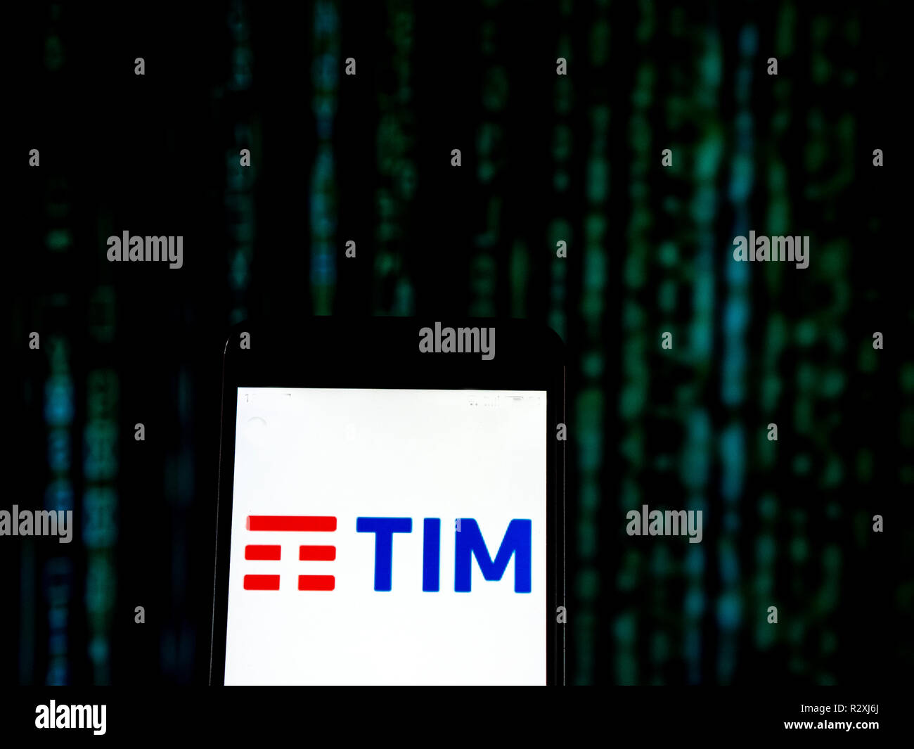 Il Gruppo Telecom Italia si vede il logo visualizzato su un telefono  intelligente. TIM S.p.A., operando anche sotto il nome di Telecom Italia è  un italiano di società di telecomunicazioni con sede