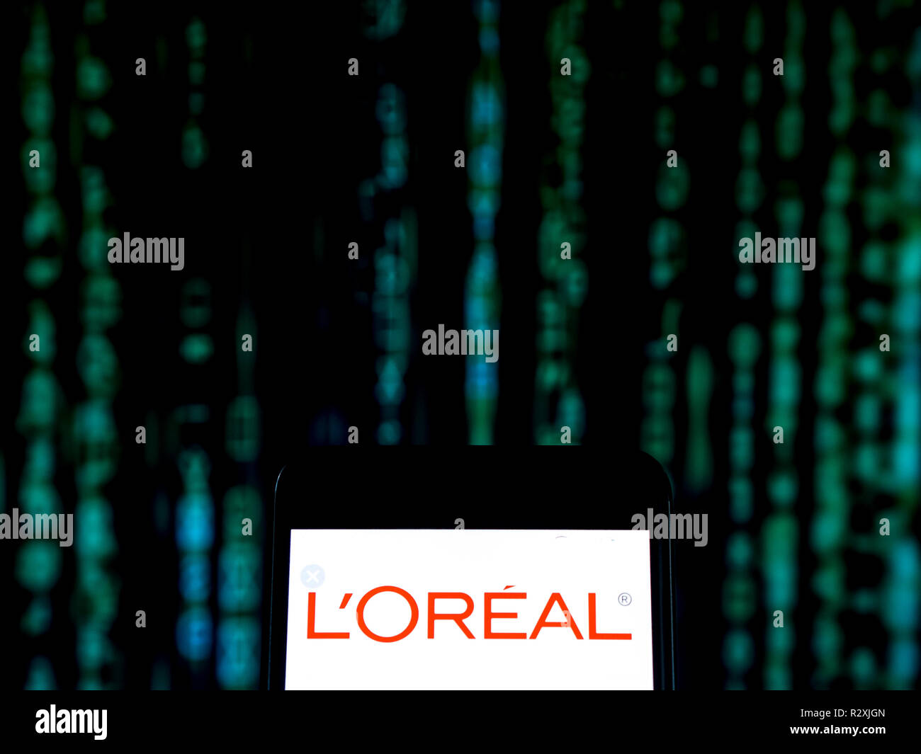 L'Oreal Personal care logo azienda vede visualizzato su un telefono intelligente. L'Oreal S.A. è un francese la cura personale aziendale. È il più grande del mondo di società di cosmetici e ha sviluppato le attività nel settore concentrandosi sul colore dei capelli, cura della pelle, protezione solare, il make-up, profumo, e cura dei capelli. Foto Stock