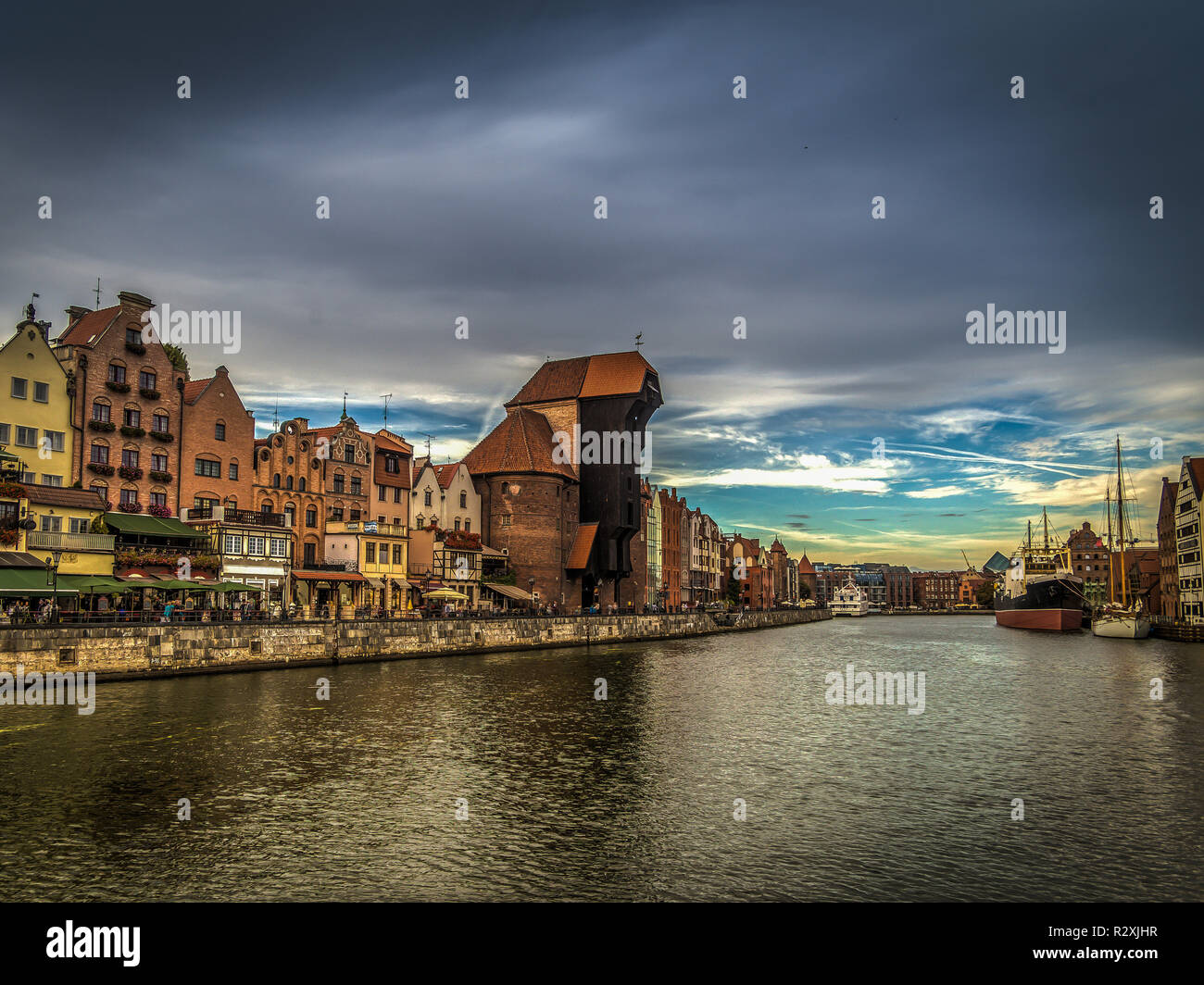 Famosa gru medievale in Gdansk , Polonia la sera con scenic blu scuro cielo molto nuvoloso Foto Stock