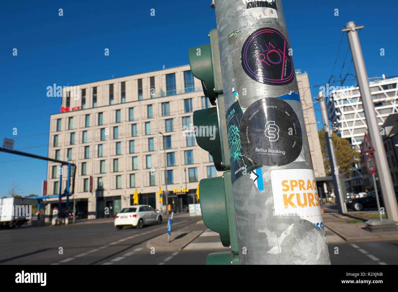 Berlino Germania - Scena di strada di attraversamento stradale a Invalidenstrasse con Ibis Hotel in background Foto Stock