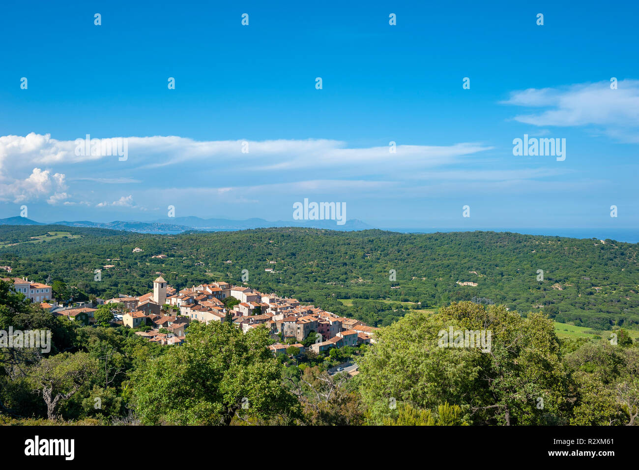 Paesaggio con il villaggio di Ramatuelle e il massiccio Esterel in background, Var, Provence-Alpes-Côte d'Azur, in Francia, in Europa Foto Stock