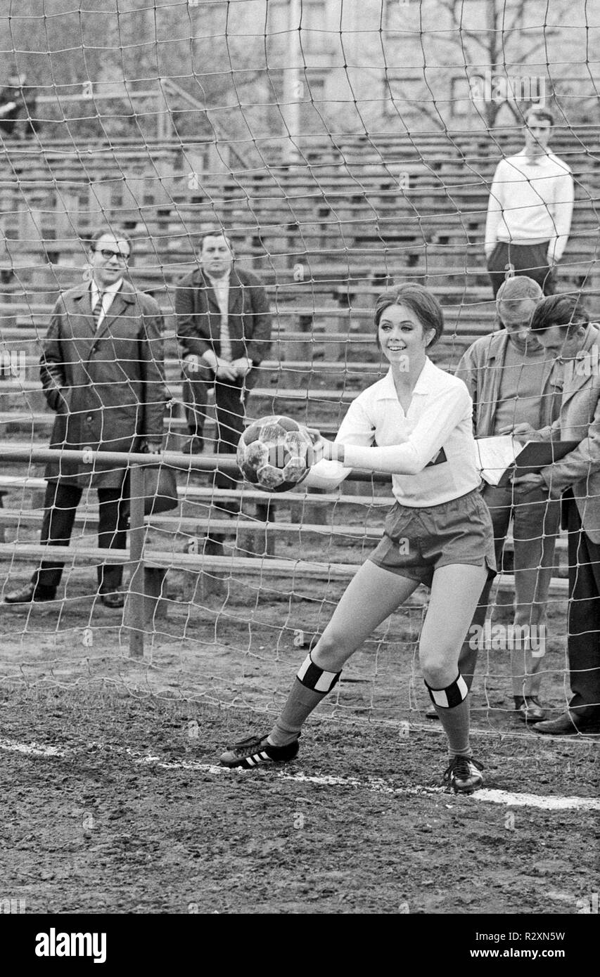 Wencke Myhre, norwegische Schlagersängerin, im HSV-Trikot bei einem Promoshooting für Ihren canzone 'Er steht im Tor' beim Hamburger Sportverein HSV Amburgo, Deutschland 1969. Norwegian schlager cantante Wencke Myhre facendo un germoglio promozionale per la sua canzone "Er steht im Tor' indossa la HSV club shirt a HSV football club ad Amburgo in Germania nel 1969. Foto Stock