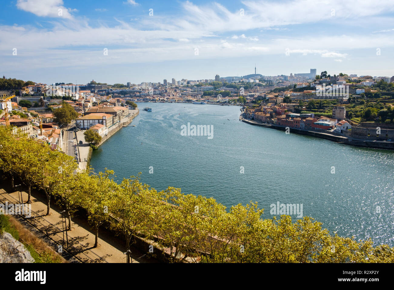 Porto, Portogallo - 6 Ottobre 2018 : dai giardini del palazzo di cristallo di una magnifica vista del fiume Douro e le sue banche, Porto, Portogallo Foto Stock