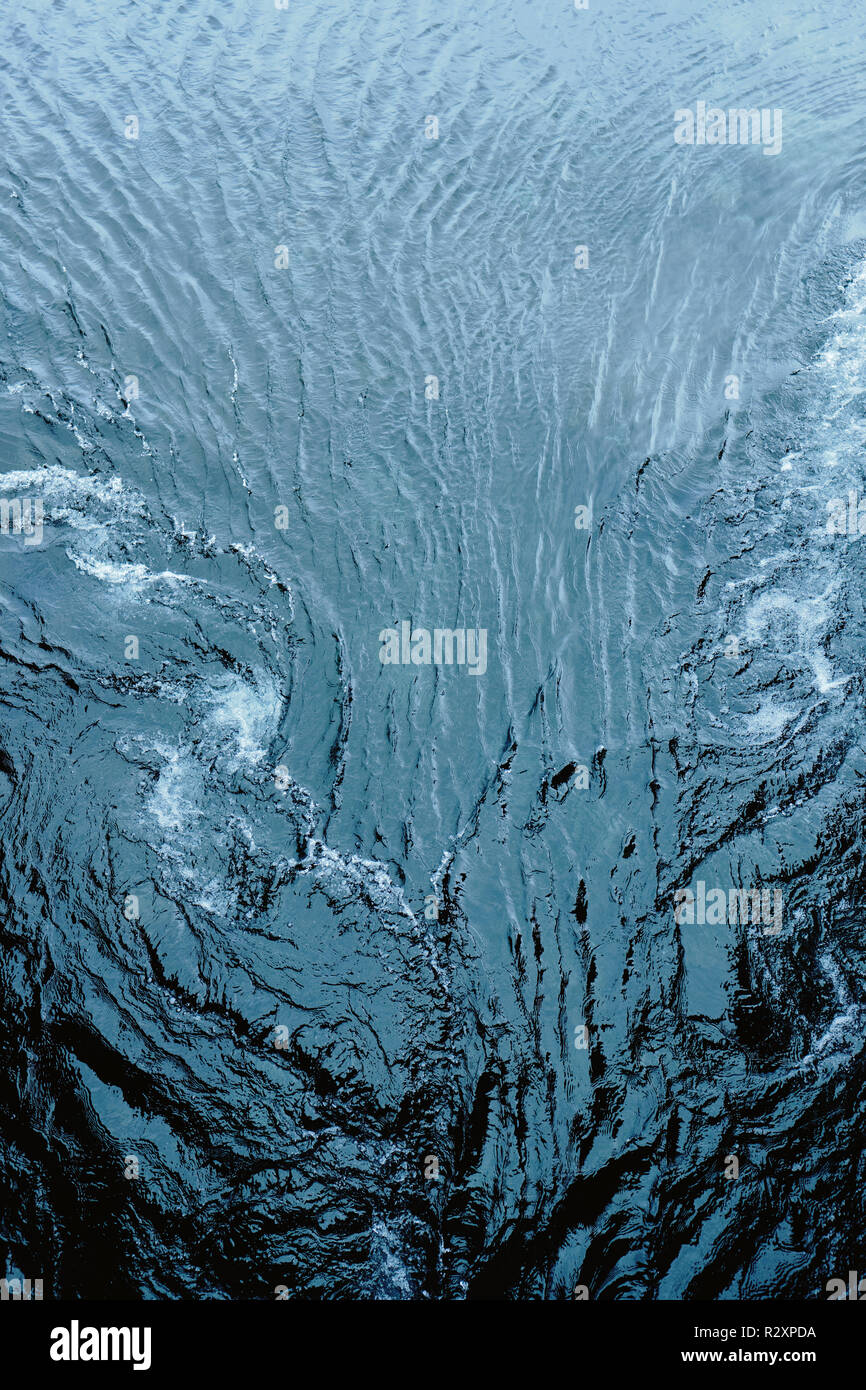 Fiume che scorre corrente di acqua texture di sfondo della natura. Foto Stock