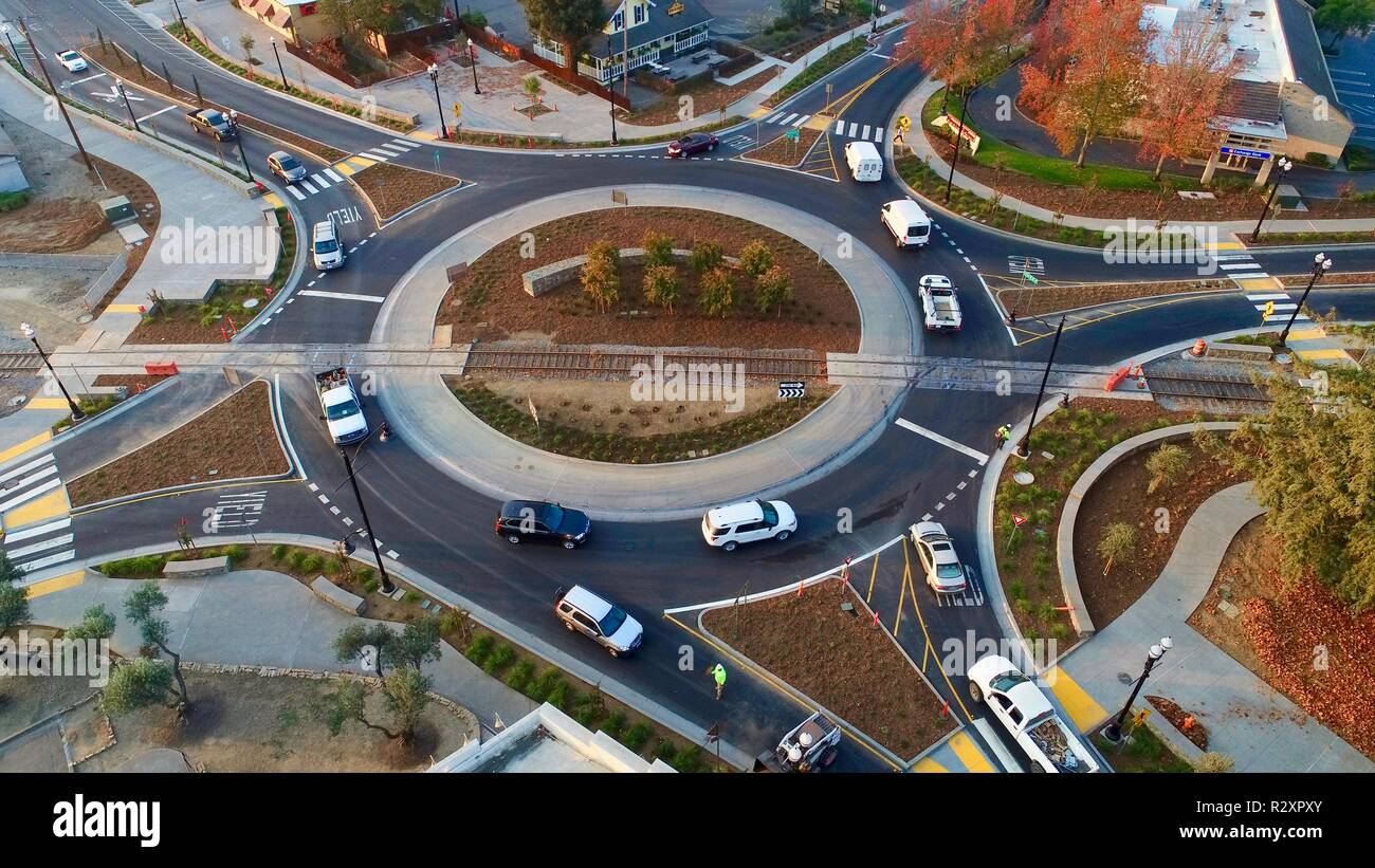 Foto aerea di auto, camion e autocarri, volteggiare rotonda / circular road con ferrovia via, eliminando le luci di stop, Healdsburg, CA, Stati Uniti d'America Foto Stock