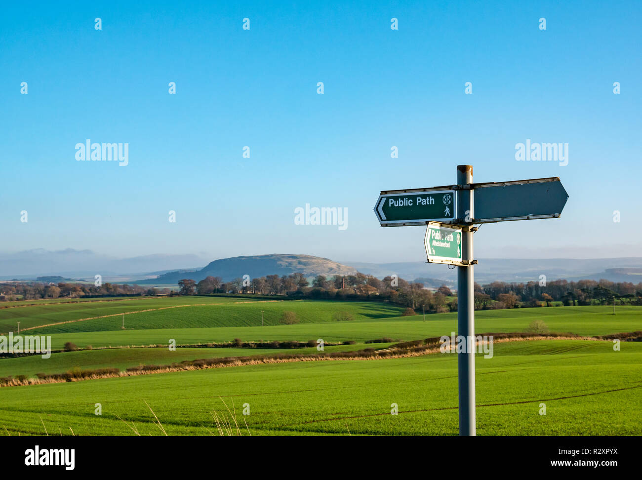 Vista su campi da Garleton colline a Traprain Diritto pubblico con percorso a piedi, segno e le direzioni, East Lothian, Scozia, Regno Unito Foto Stock