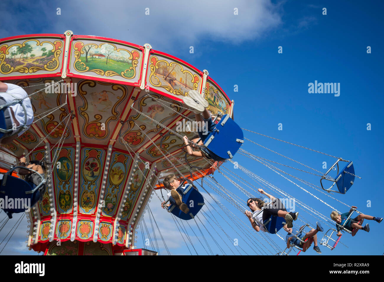 I bambini godono di un classico vintage fairground ride all annuale Kop Hill Climb, Buckinghamshire Foto Stock