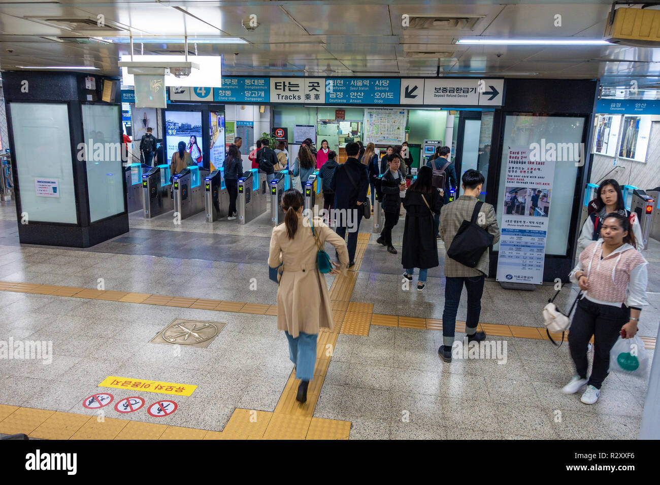 I passeggeri nel piazzale di una stazione della metropolitana a Seul, Corea del Sud Foto Stock