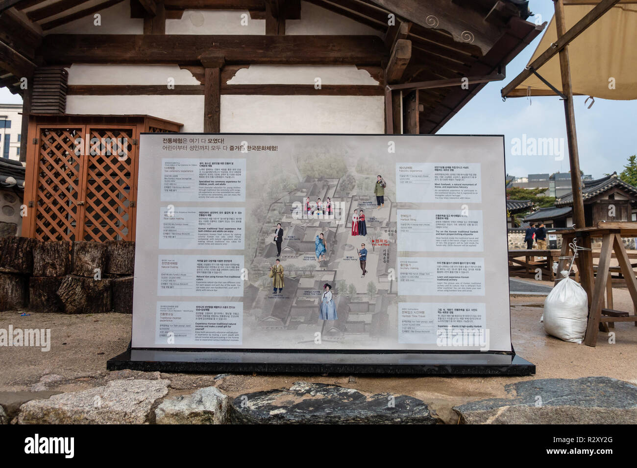 Una scheda di informazioni a Namsangol Villaggio Hanok, Seoul, Corea del Sud con i dettagli delle attività che possono essere eseguite sul sito. Foto Stock