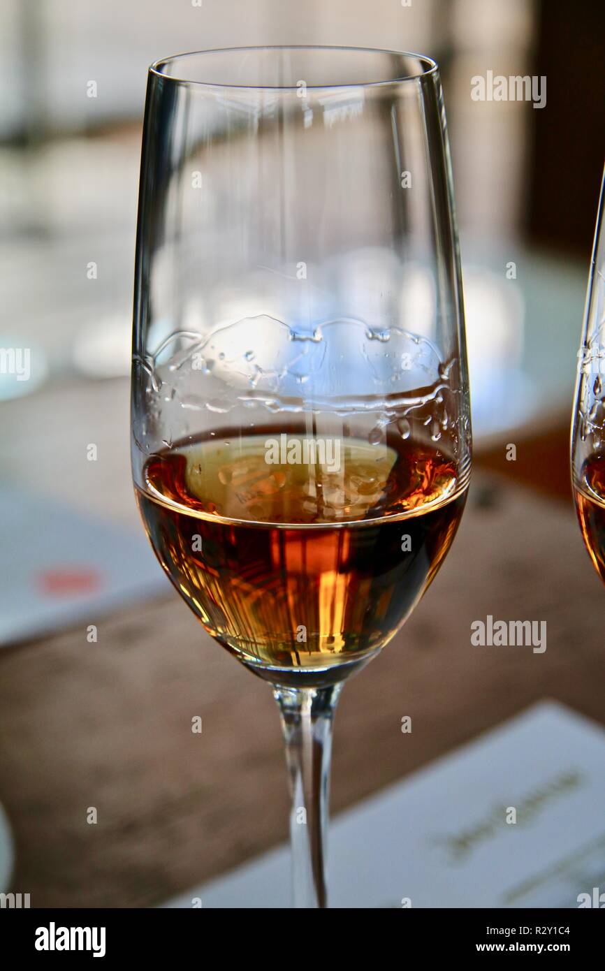 Un bicchiere di Añejo premium (età) tequila che mostra la profondità di colore ambra Foto Stock