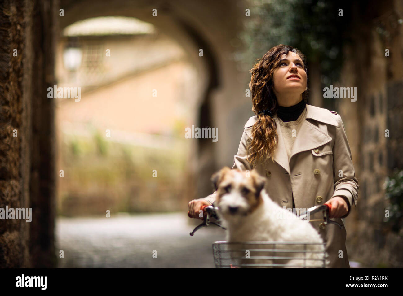 Considerato imprenditore maturo fantasticando mentre si tiene il suo laptop vicino. Foto Stock