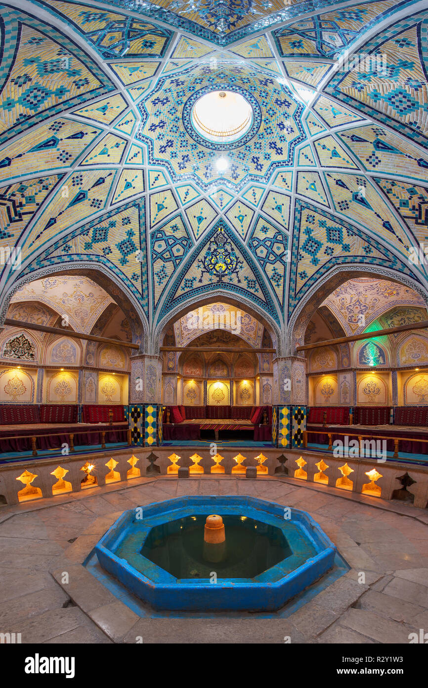 Il Sultano Amir Ahmad Bathhouse è un tradizionale bagno pubblico iraniano a Kashan, in Iran. Fu costruita nel XVI secolo, durante l'epoca di Safavid. Foto Stock
