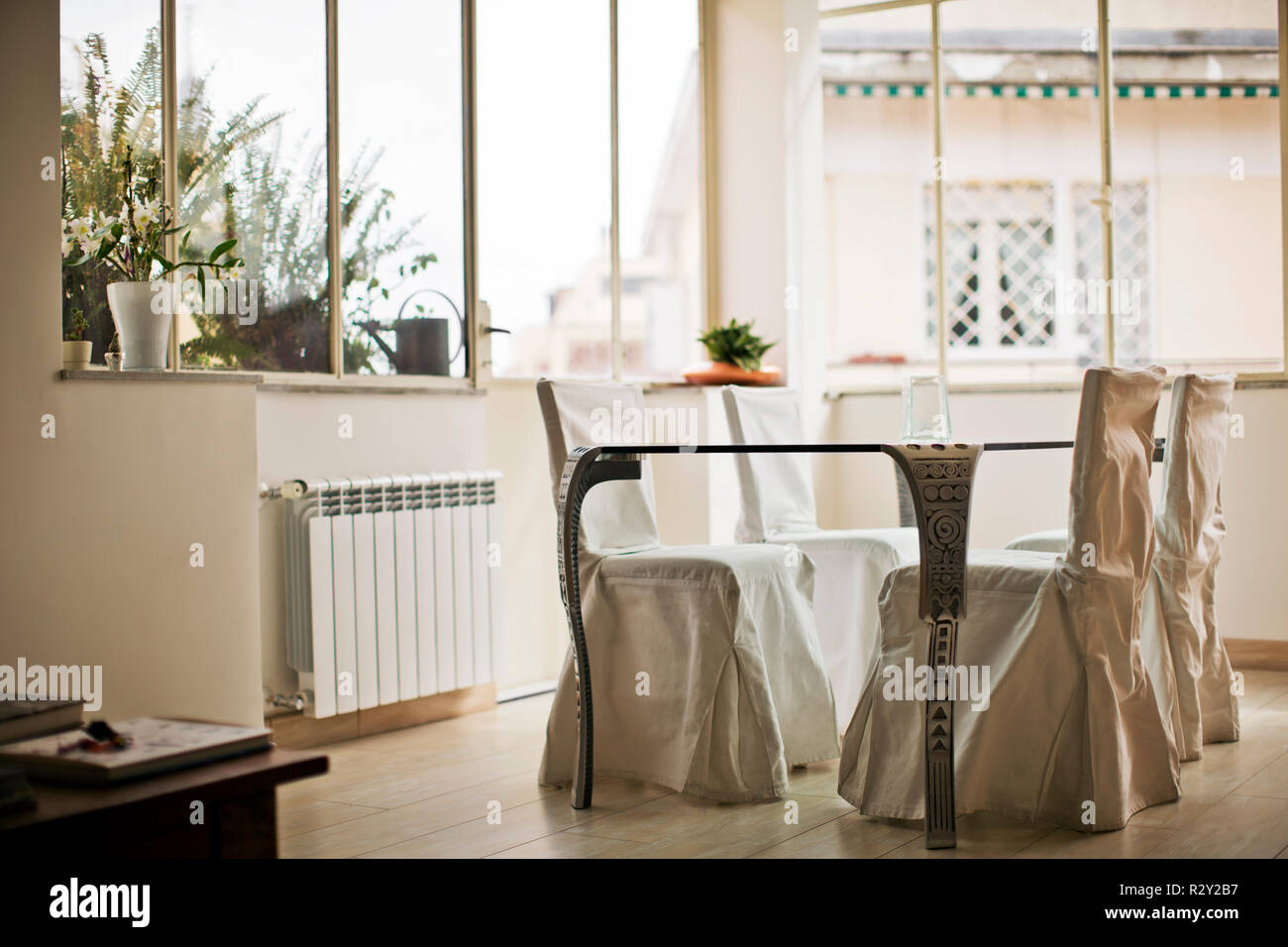 Mobili da pranzo in una luminosa e ariosa sala. Foto Stock