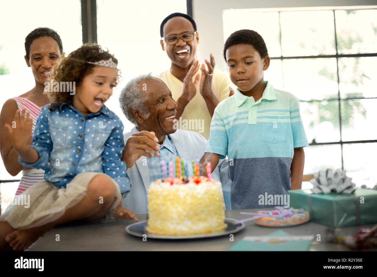Famiglia celebra un compleanno Foto Stock