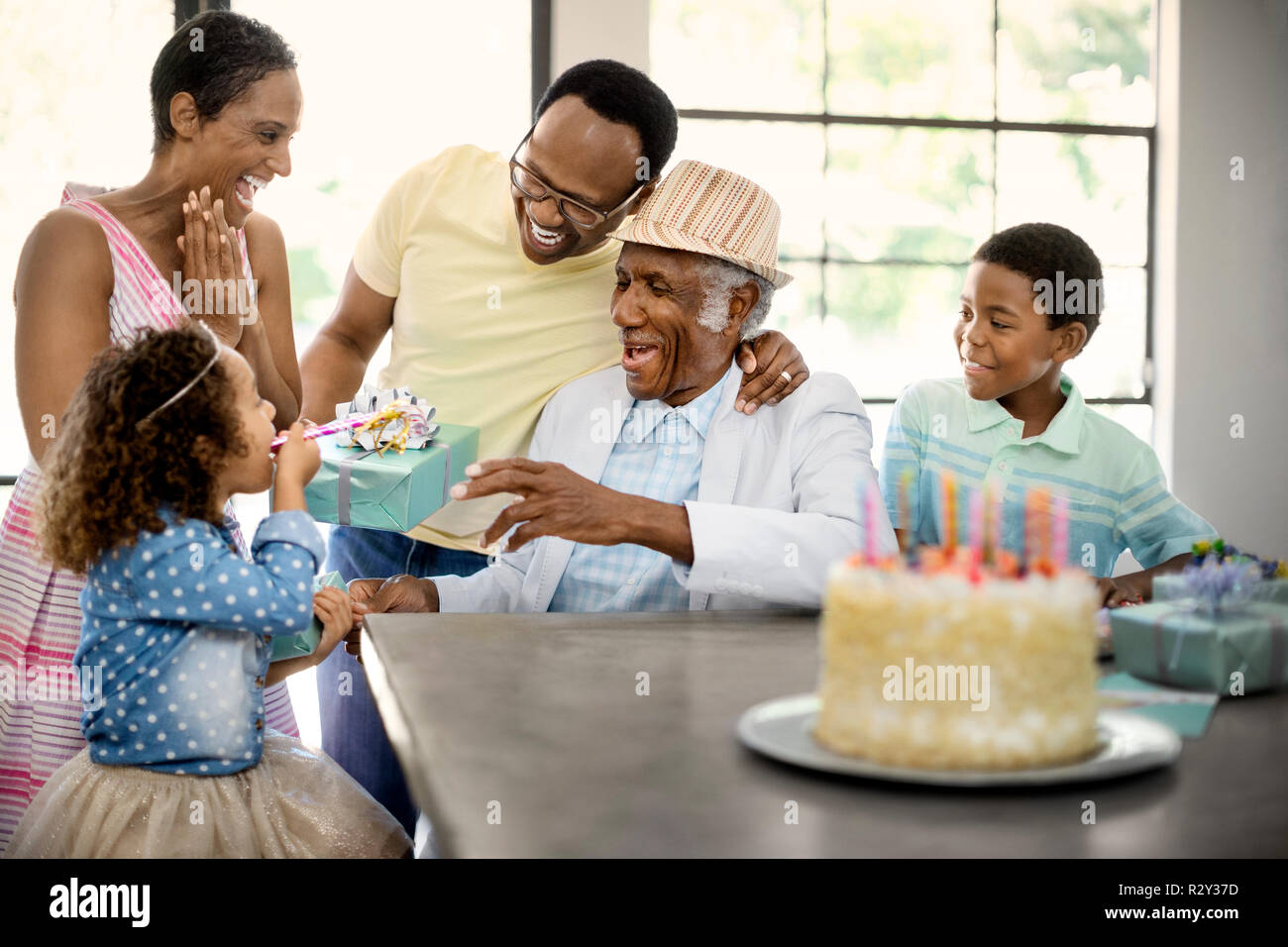 Famiglia celebra un compleanno Foto Stock