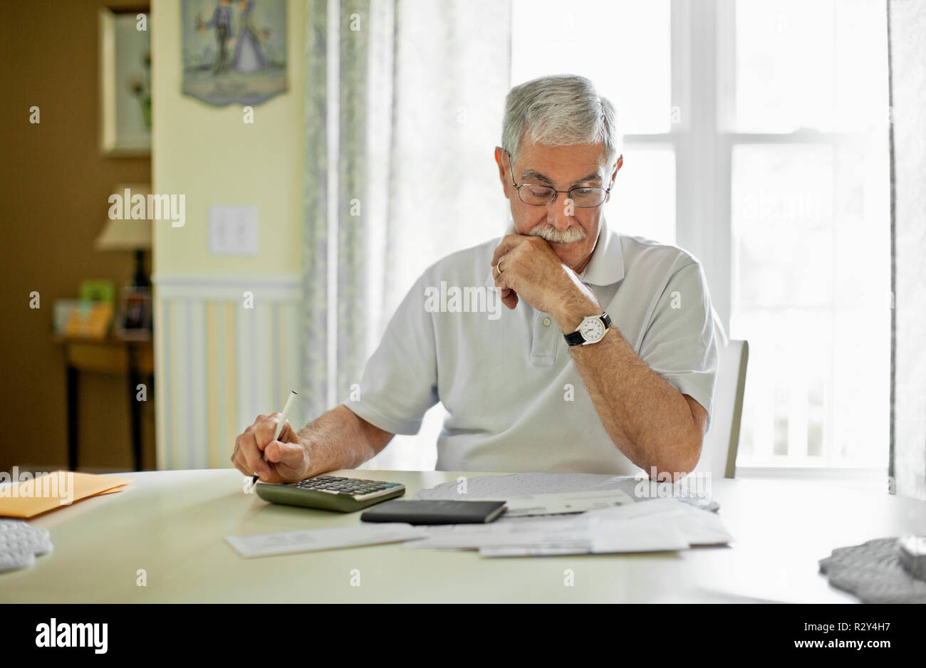 Ha sottolineato il senior uomo calcolando la sua casa delle finanze. Foto Stock