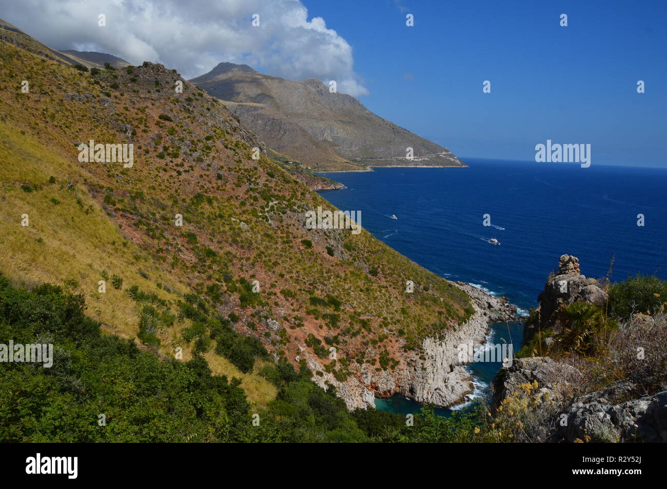 Uno splendido panorama siciliano, tra mare e montagna Foto Stock