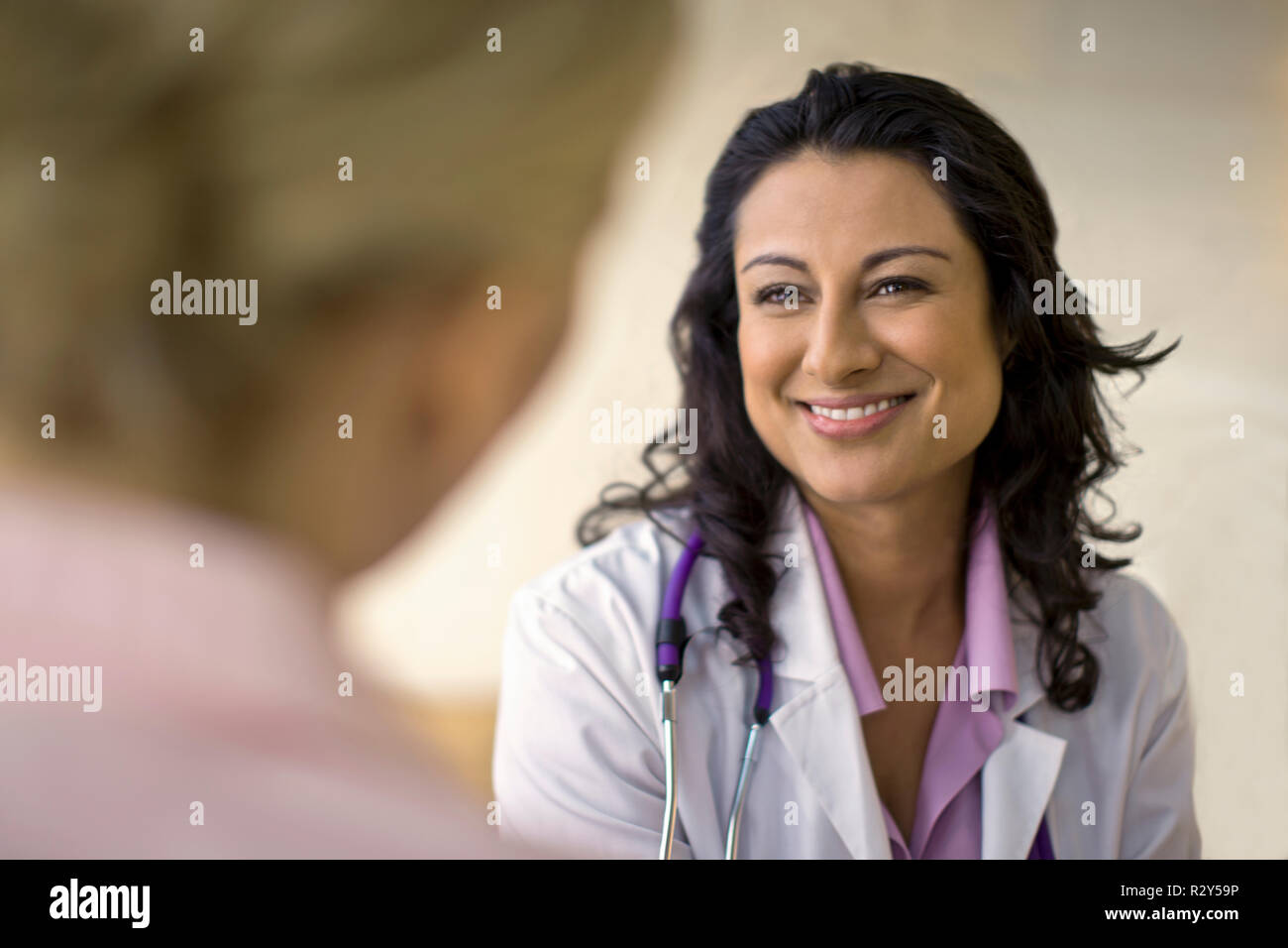 Medico sorridente in conversazione Foto Stock