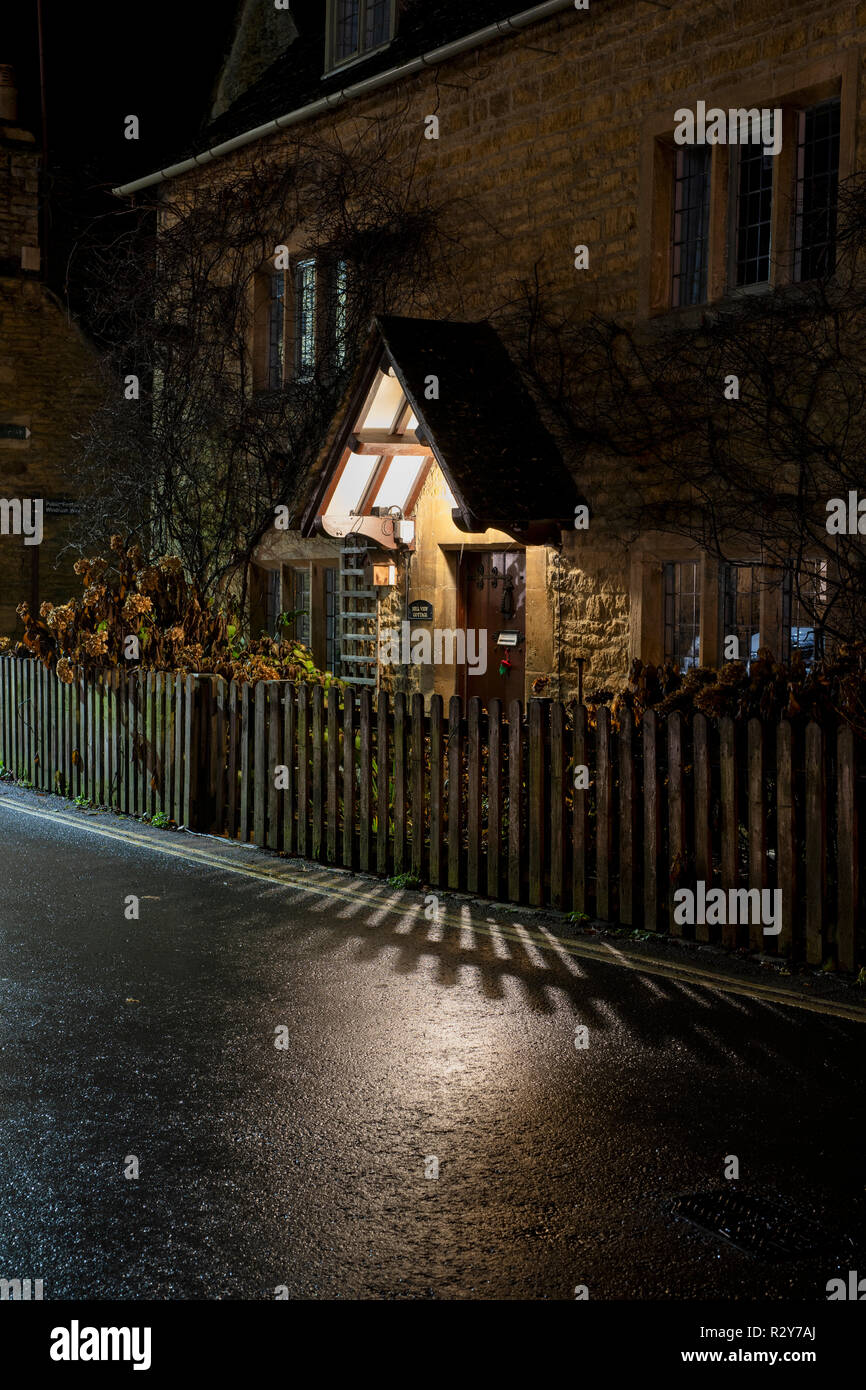 Bourton sull'acqua cottage porta la notte in autunno. Bourton sull'acqua, Cotswolds, Gloucestershire, Inghilterra Foto Stock