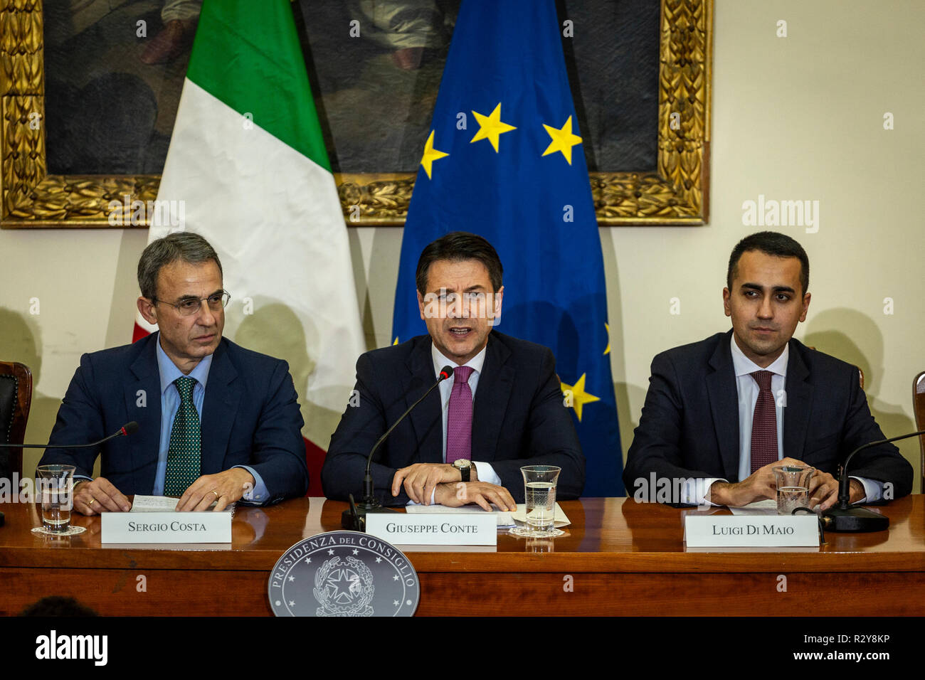 Il presidente del Consiglio, Giuseppe Conte, presso gli uffici della Prefettura ha firmato un "memorandum d'Intesa per un intervento urgente in terra di incendi". Il documento è stato firmato anche dal Ministro dell'ambiente, Sergio Costa, il Ministro del lavoro e lo sviluppo economico, Luigi Di Maio, il ministro degli Interni, Matteo Salvini, il Ministro della giustizia, Alfonso Bonafede, il ministro della Difesa, Elisabetta Trenta, dal Ministro per il sud, Barbara Lezzi, dal Sottosegretario al Ministero della Salute, Armando Bartolazzi, dal Presidente della Regione Campania, V Foto Stock