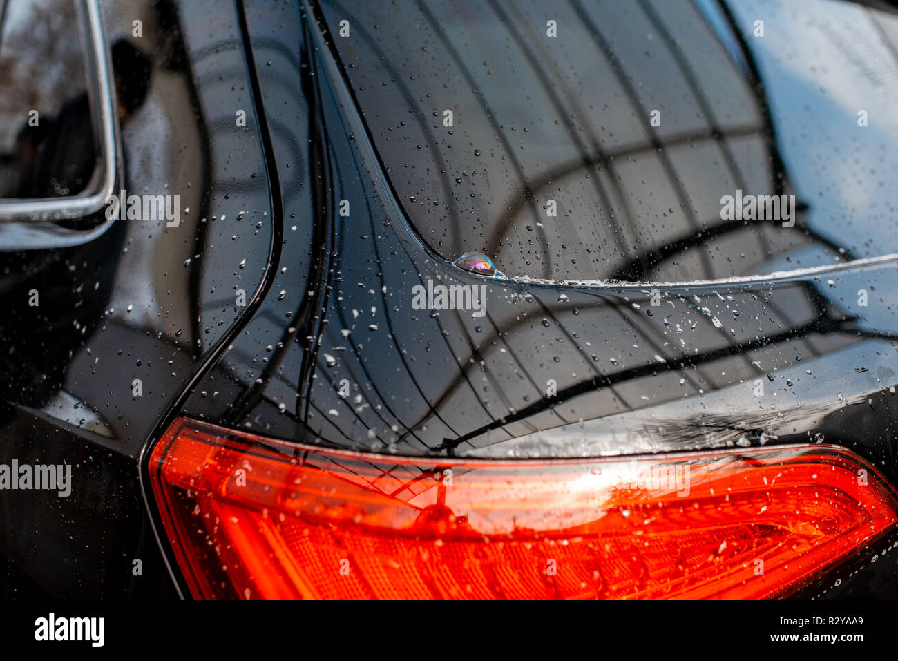 Close-up di un'automobile pulita con acqua dropes dopo il lavaggio Foto Stock