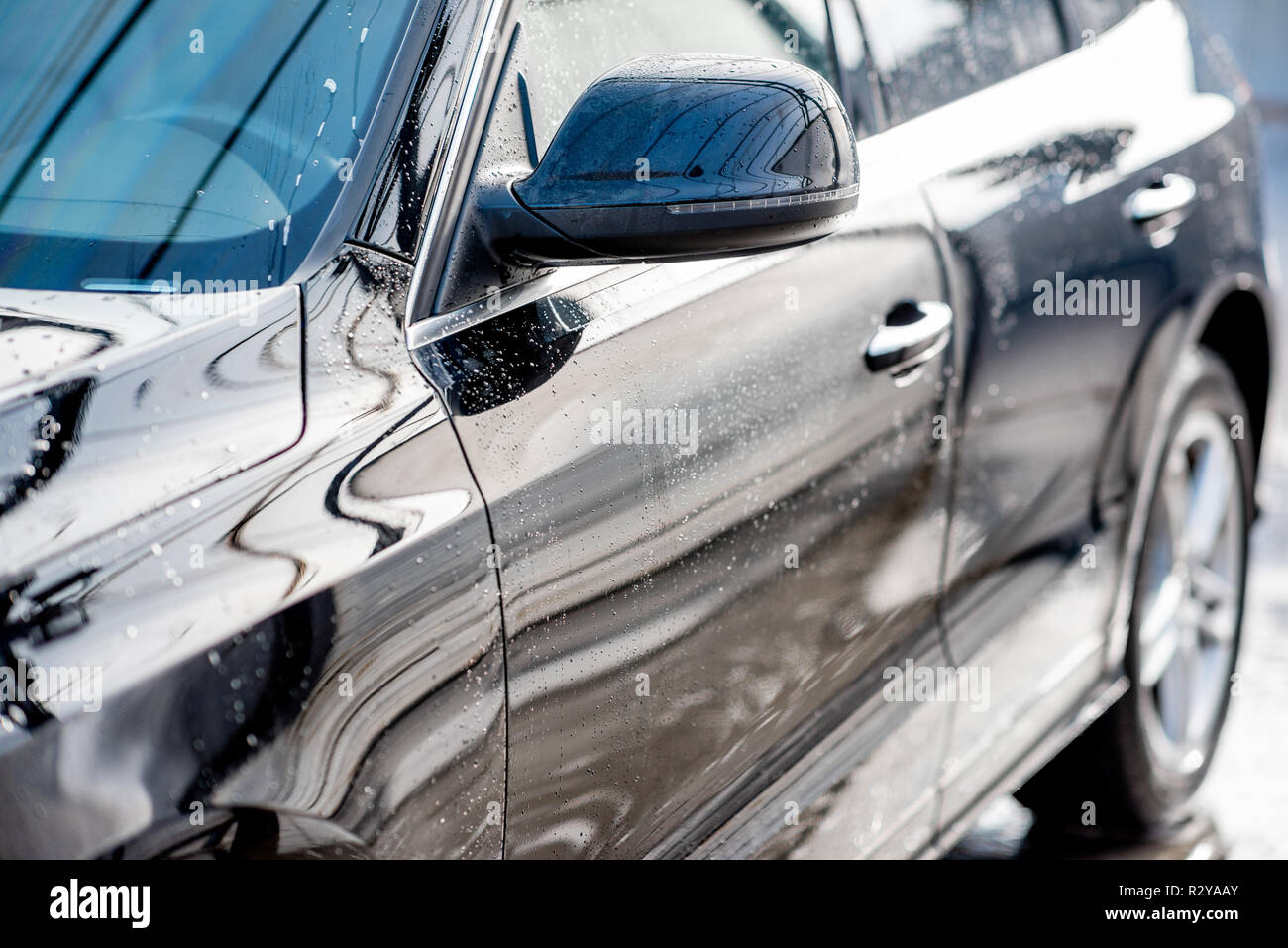 Close-up di un'automobile pulita con acqua dropes dopo il lavaggio Foto Stock
