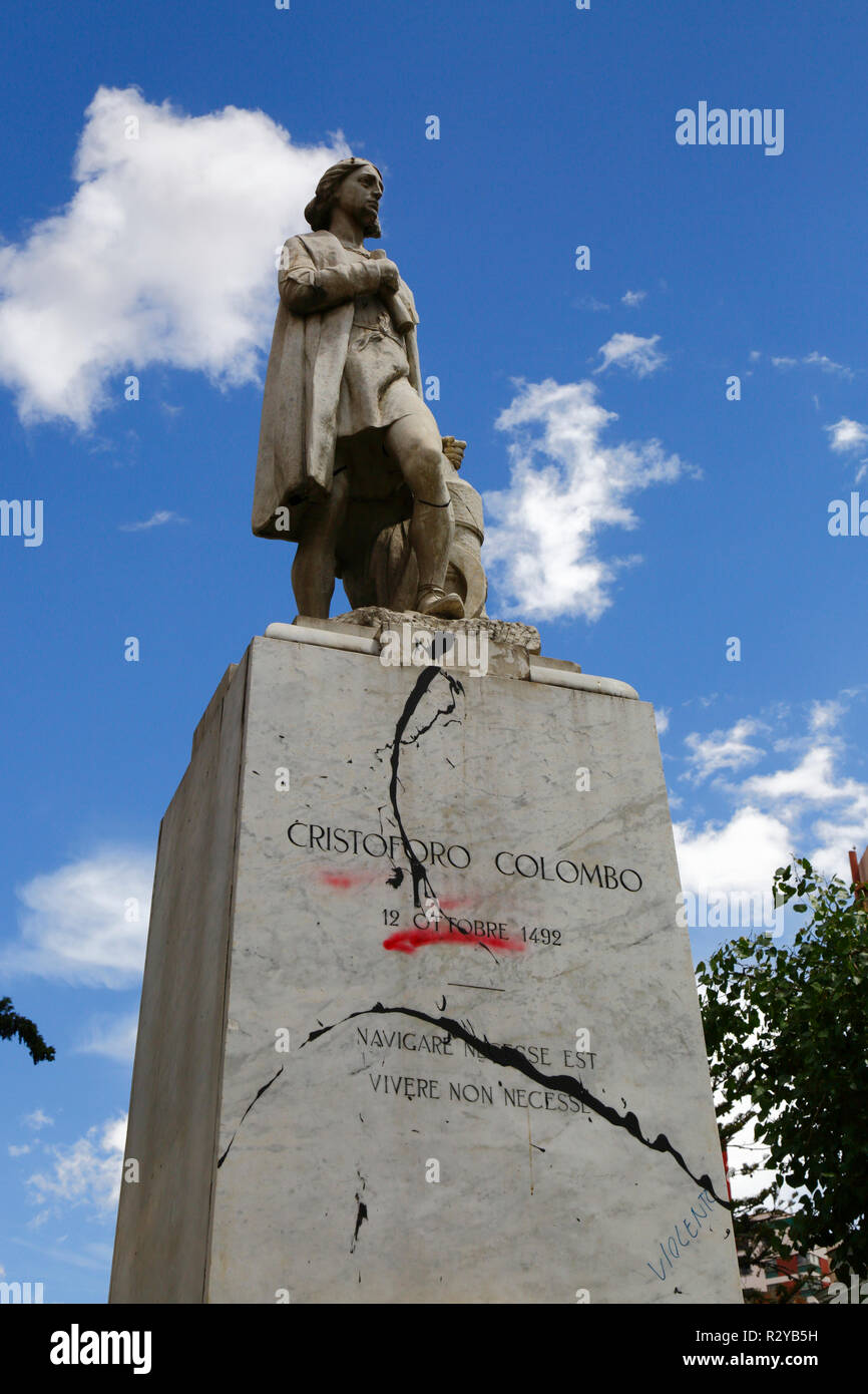 Vandalizzato Monumento a Cristoforo Colombo in segno di protesta contro il trattamento delle popolazioni indigene dai colonizzatori europei, La Paz, Bolivia Foto Stock