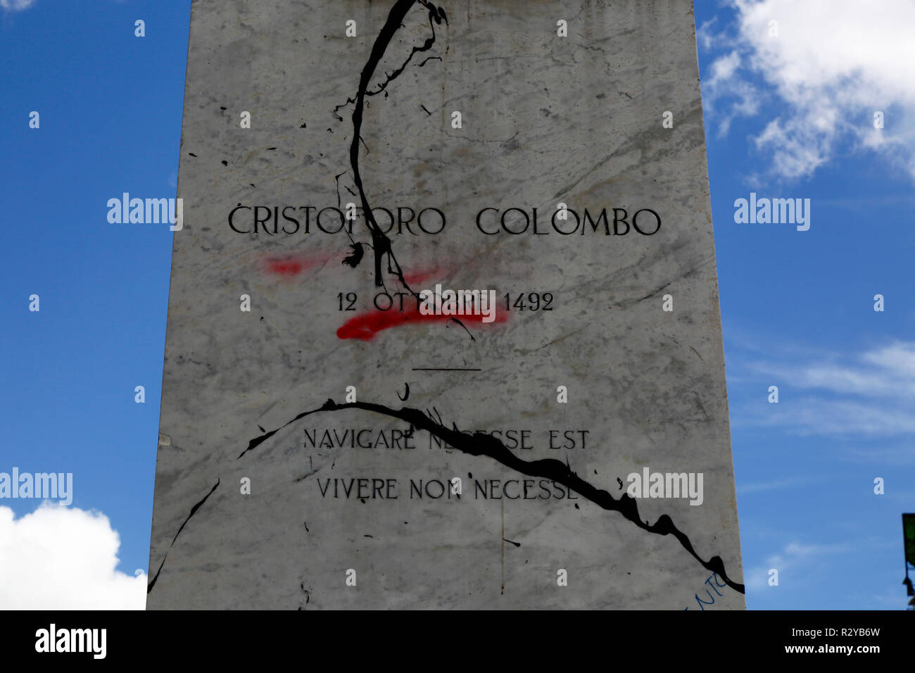 Dettaglio di vandalismo un monumento di Cristoforo Colombo in segno di protesta contro il trattamento delle popolazioni indigene dai colonizzatori europei, La Paz, Bolivia Foto Stock
