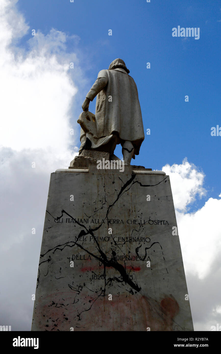 Vandalizzato Monumento a Cristoforo Colombo in segno di protesta contro il trattamento delle popolazioni indigene dai colonizzatori europei, La Paz, Bolivia Foto Stock