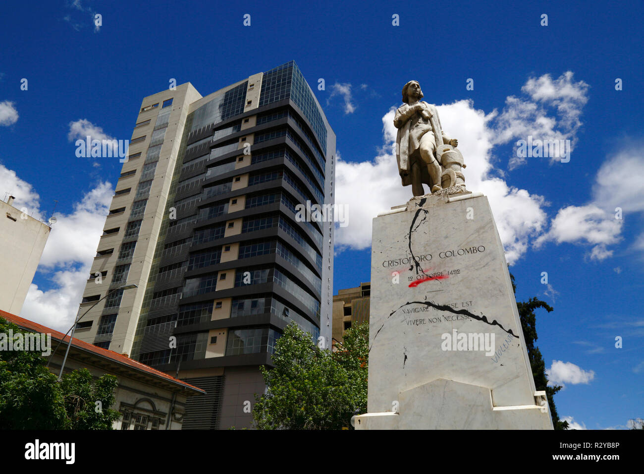 Vandalizzato Monumento a Cristoforo Colombo in segno di protesta contro il trattamento delle popolazioni indigene dai colonizzatori europei, La Paz, Bolivia Foto Stock