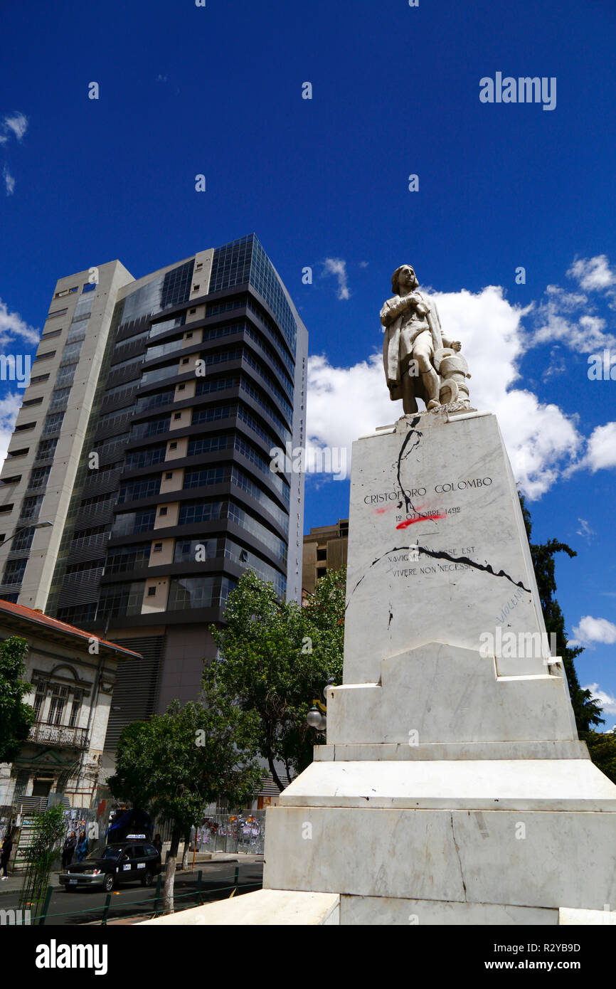 Vandalizzato Monumento a Cristoforo Colombo in segno di protesta contro il trattamento delle popolazioni indigene dai colonizzatori europei, La Paz, Bolivia Foto Stock