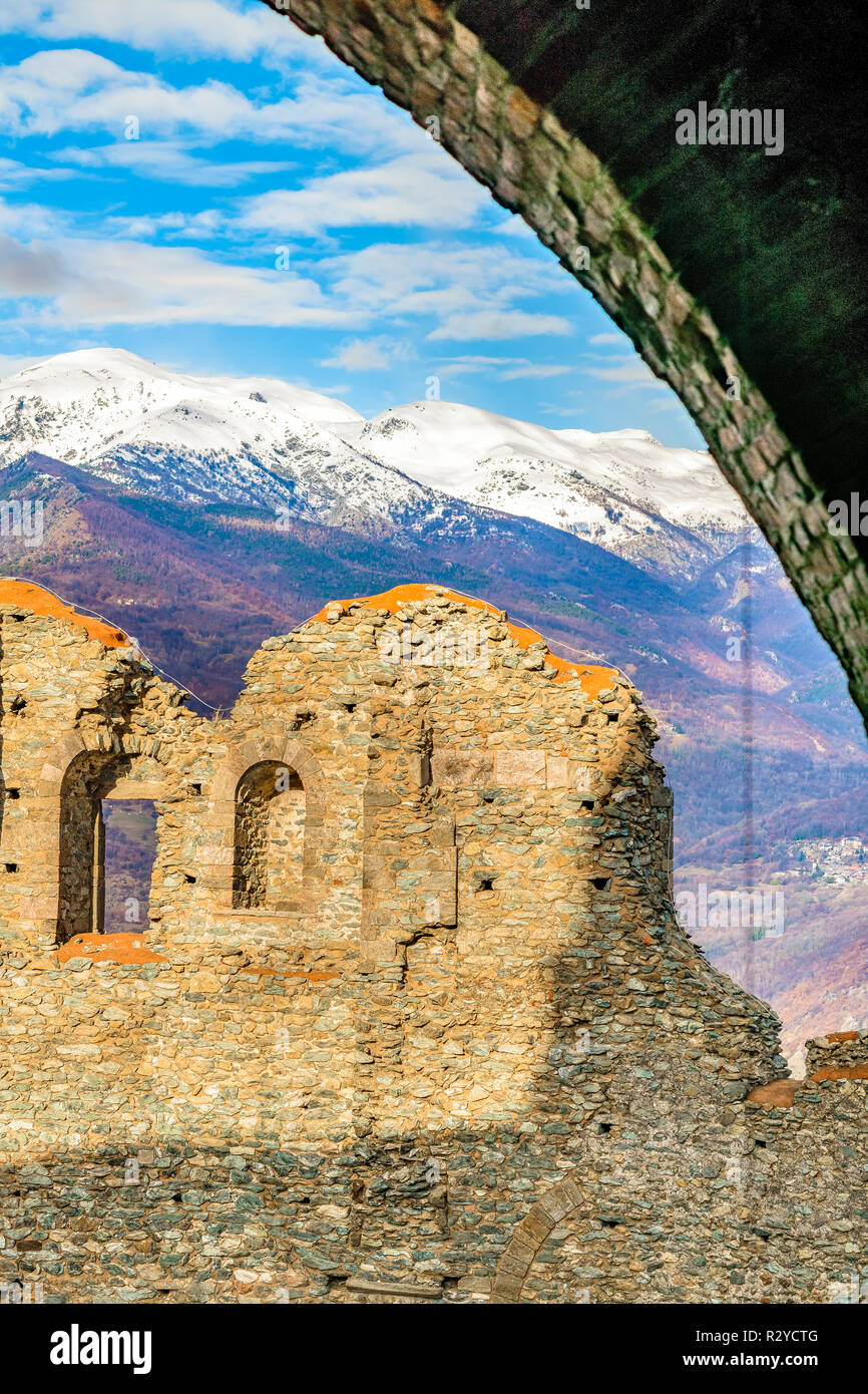 Dettagli esterni vista di san michele sacra abbazia che si trova alla sommità del monte pichiriano in piamonte distretto, Italia Foto Stock