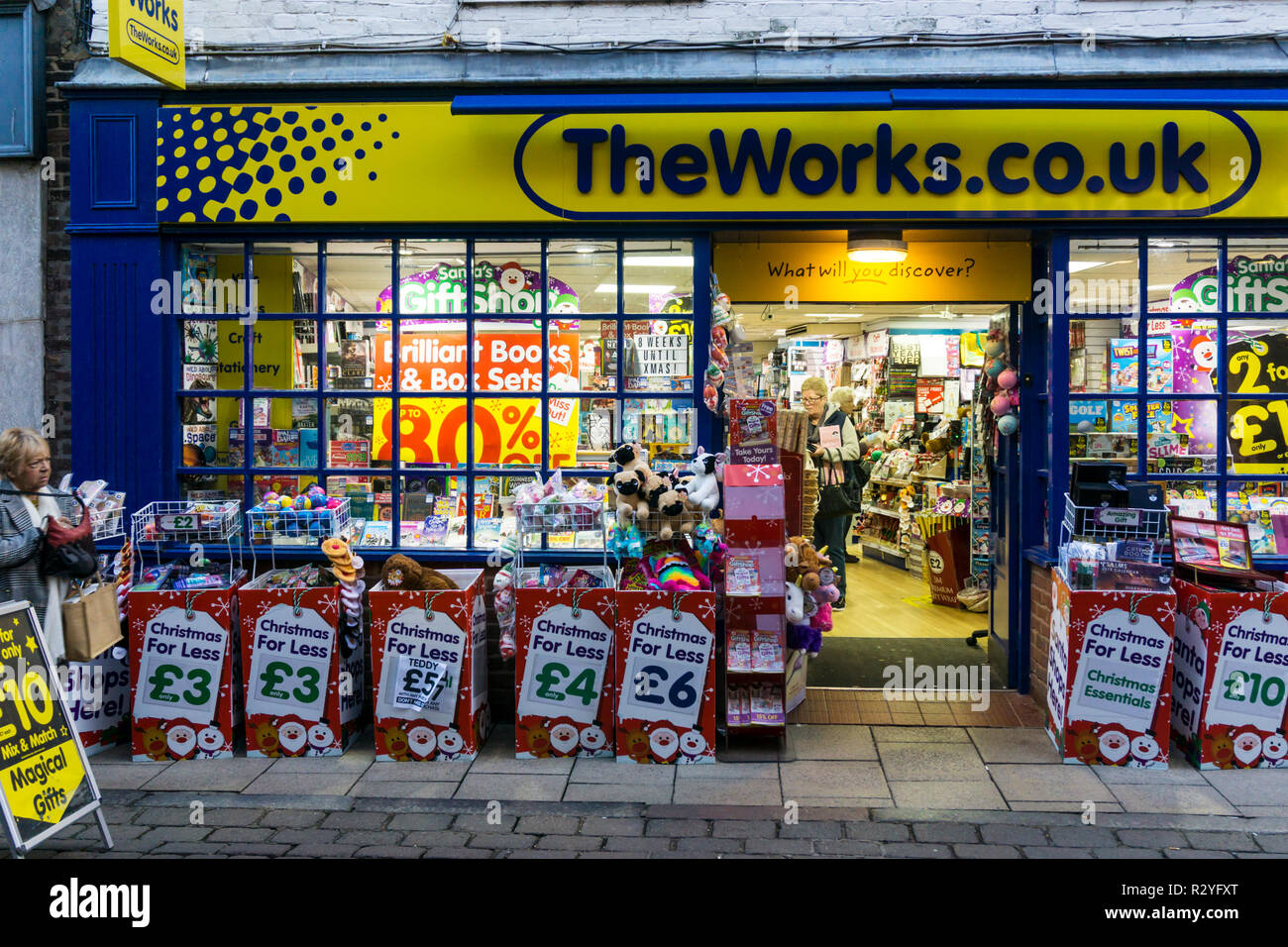 Un ramo delle opere di sconto negozio al tramonto, in King's Lynn. Foto Stock