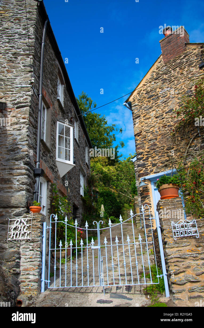 Cottage in pietra nel tradizionale villaggio di pescatori di Portloe, penisola di Roseland, Cornwall, Regno Unito Foto Stock