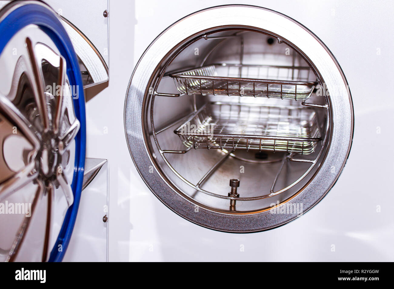 La sterilizzazione di strumenti medicali in autoclave. Attrezzature per la pulizia sterili di lavoro strumenti medici Foto Stock